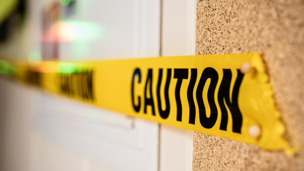 CAUTIONと書かれたテープ