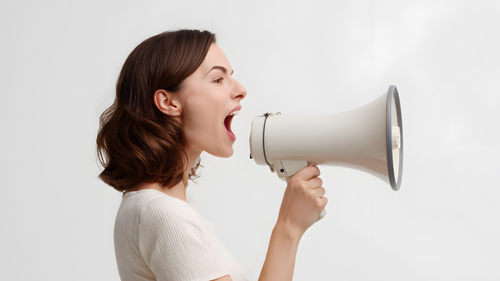 メガホンで大声を出す女性