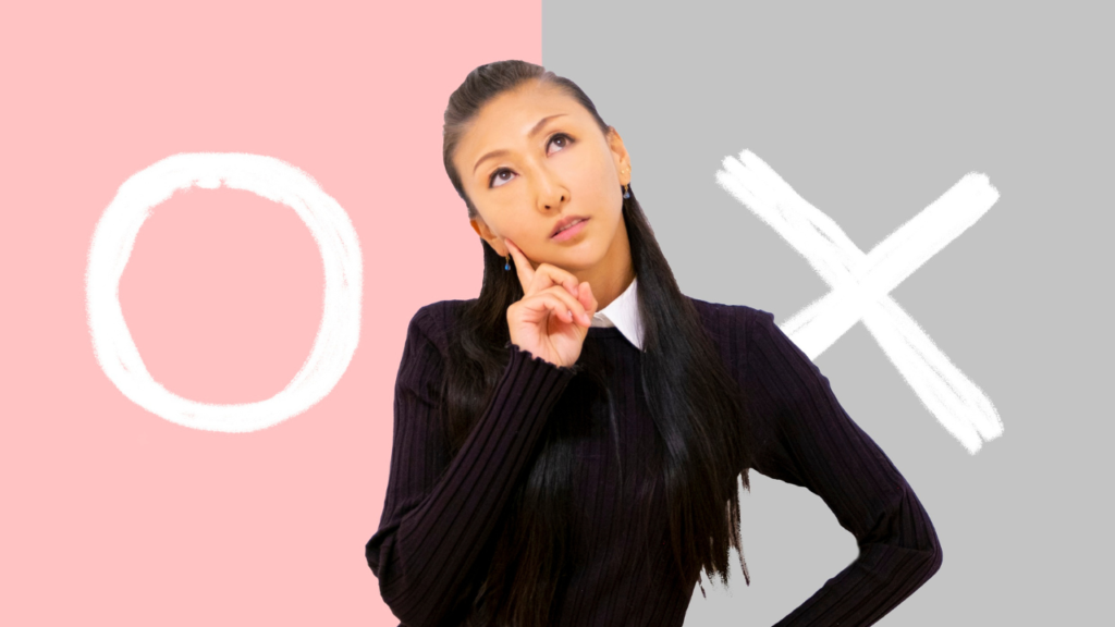 マルとバツの記号の前で悩む女性