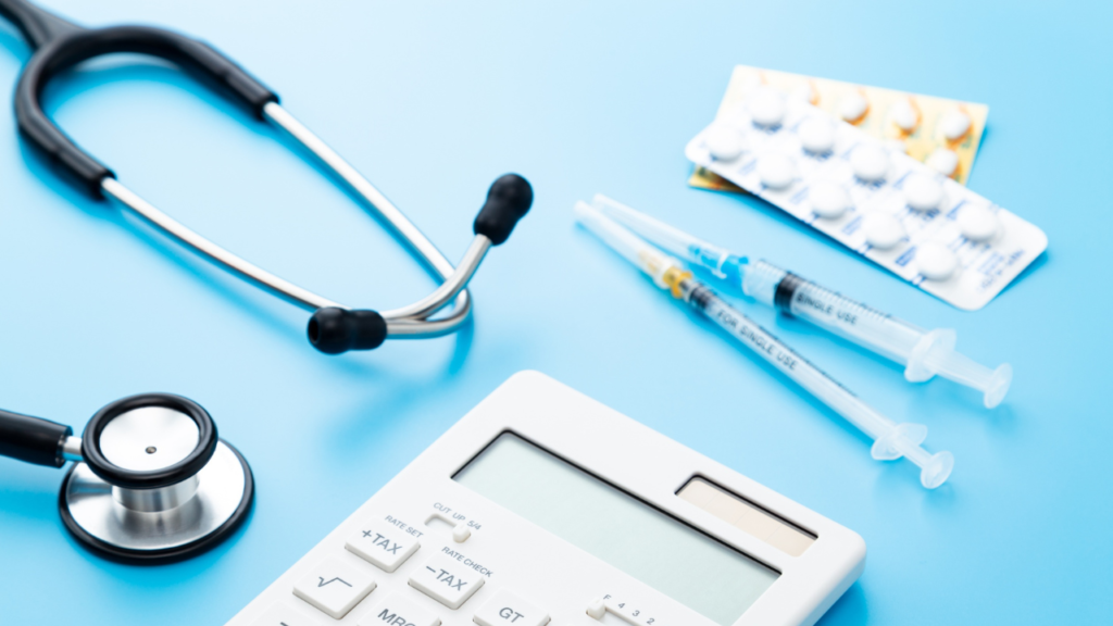 薬、聴診器、電卓