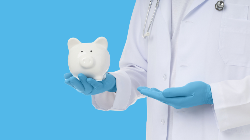 豚の貯金箱を持つ医師