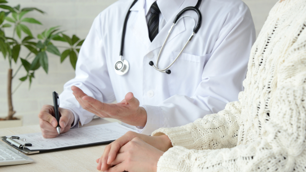 診療をしている医師と患者