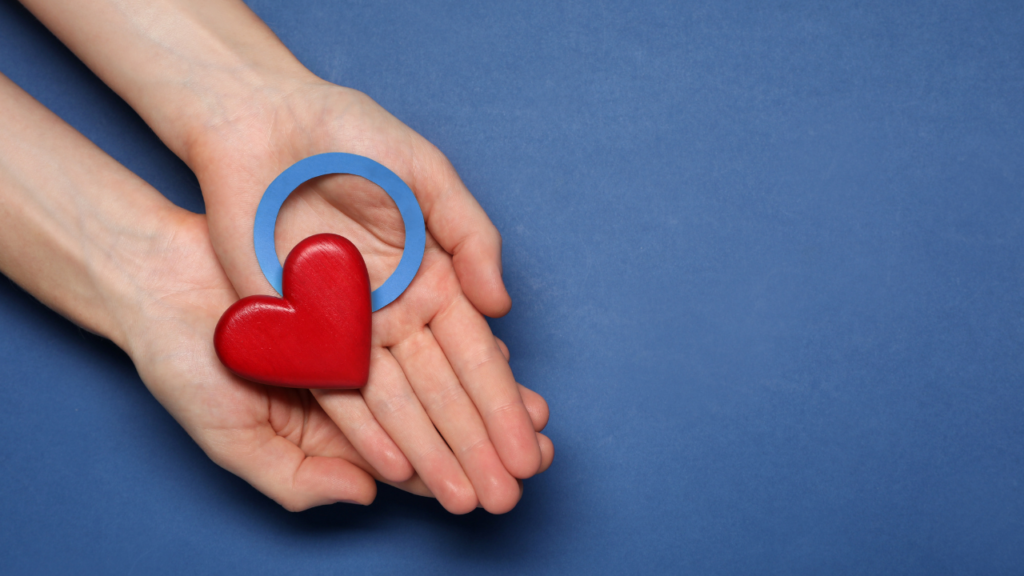 手のひらの上にある丸とハートのオブジェ