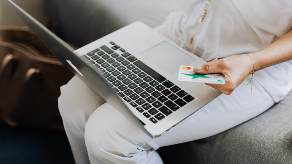 PCとクレジットカードを持つ人