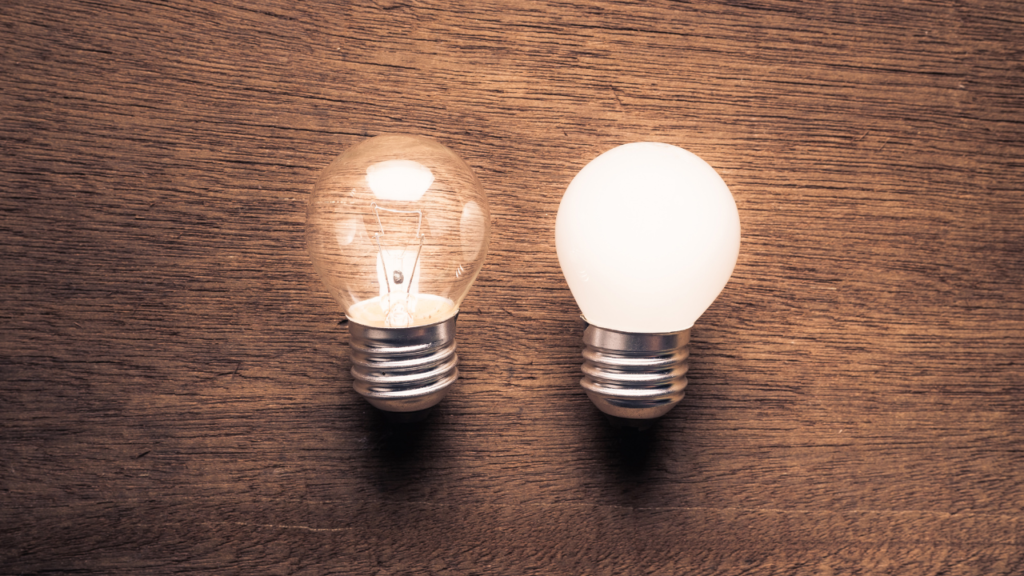 色の異なる2つの電球