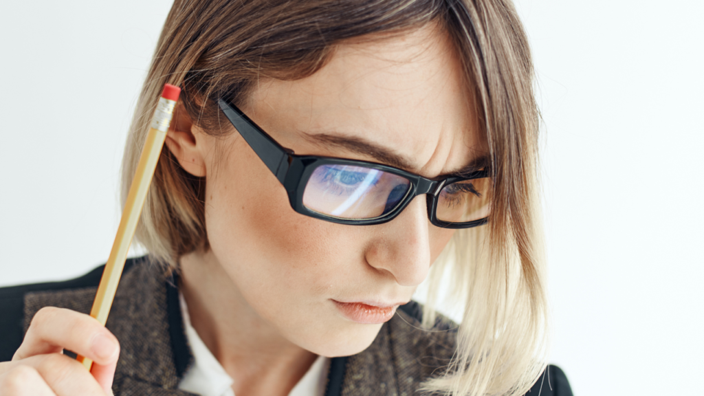 怪訝な顔をする女性