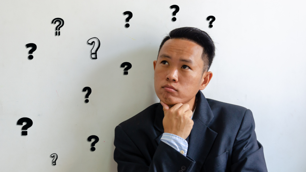 不思議そうな顔をしている男性