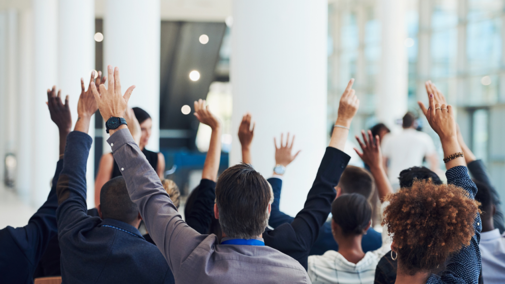 手を挙げる人々