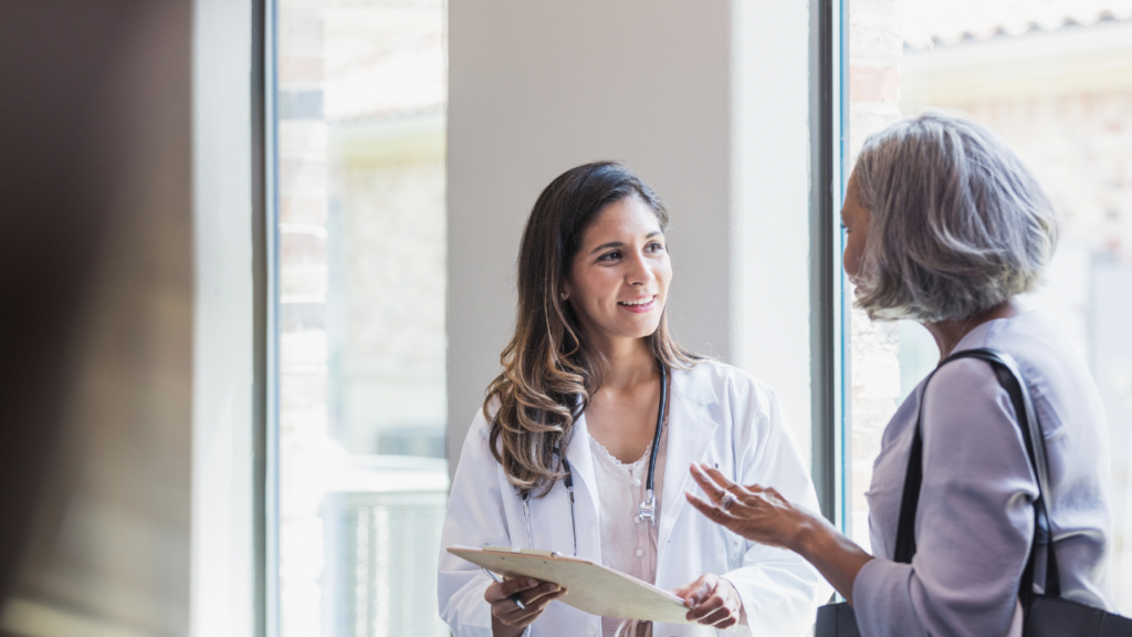 医師に相談をする女性