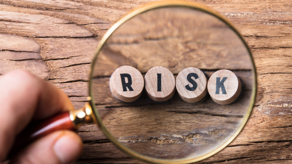 RISKと書かれたブロックと虫眼鏡