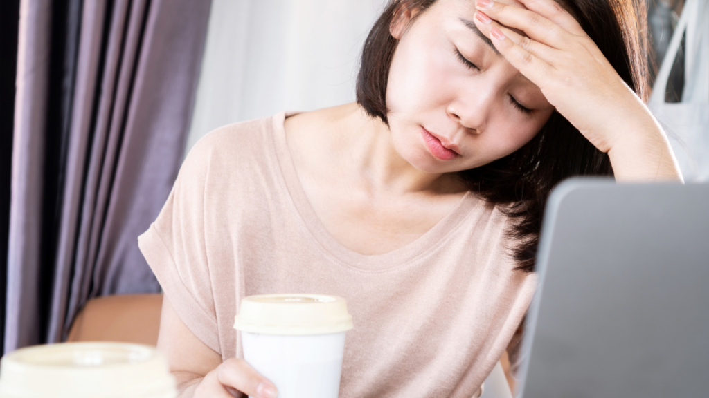 頭を抱えている女性