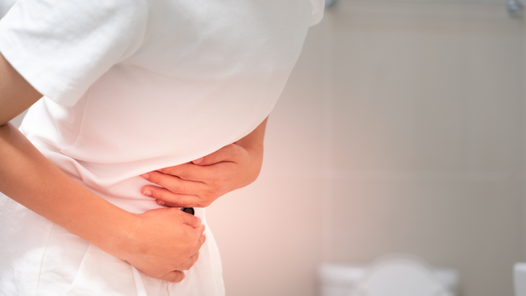 お腹を抱える人