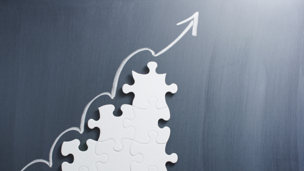 ステップ状に並んだパズルと矢印の落書き